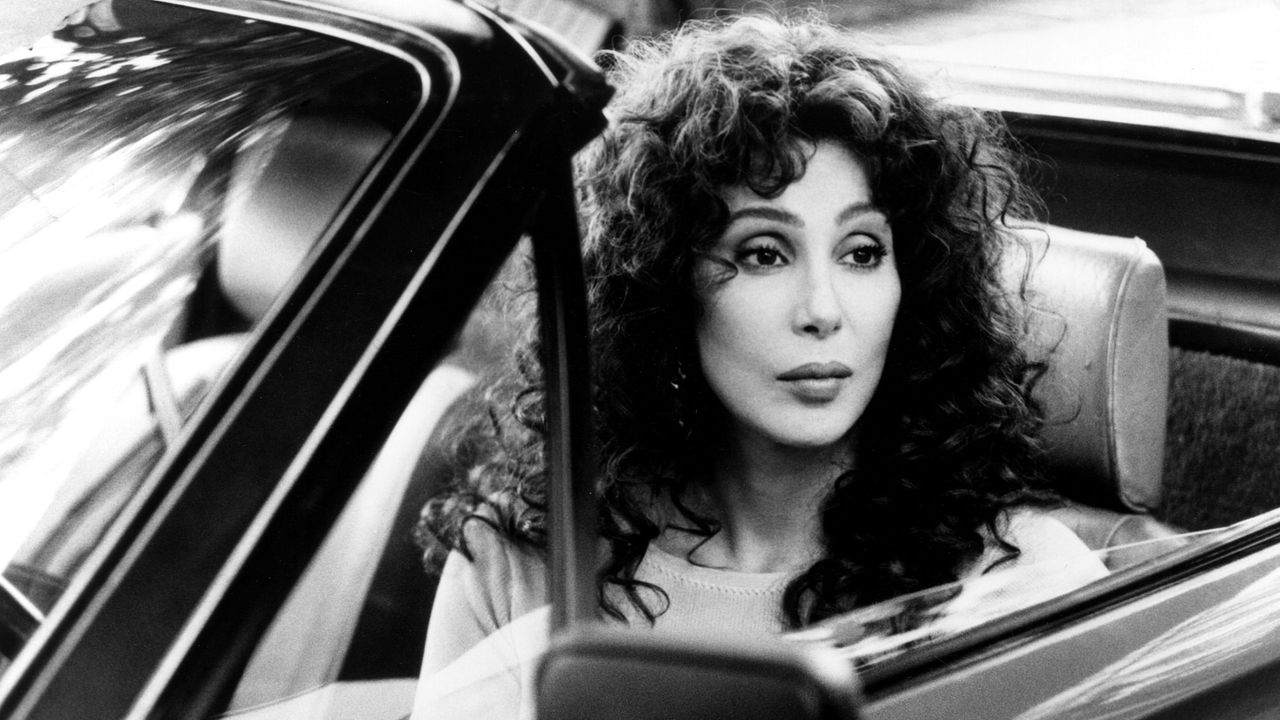 Sängerin Cher im Auto