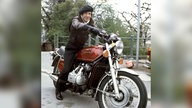 Leonard Cohen posiert sitzend auf einem Motorrad am 25.04.1976 in Frankfurt am Main.