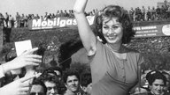 Sophia Loren umgeben von Fans 1956. 