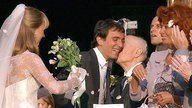 Carlo Ponti Jr. wird auf seiner Hochzeit von seinem Vater Carlo Ponti geküsst. 