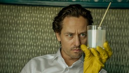 Tom Schilling als Björn Diemel in einer Szene aus der Serie "Achtsam Morden" 