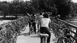 Fahrräder an der Isar, 1980