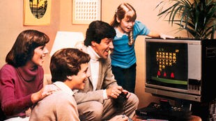 So ging Gaming früher: Eine Familie sitzt gebannt vor dem Fernseher und spielt "Space Invaders" auf dem Atari 2600 (1978)