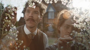 Der Maler Louis Wain (Benedict Cumberbatch) mit seiner Ehefrau Emily (Claire Foy) in einer Szene des Films "Die wundersame Welt des Louis Wain"