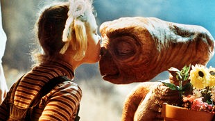 Drew Barrymore (l) als "Gertie" und der Außerirdische "E.T." in einer Szene des gleichnamigen Fantasy-Films von Steven Spielberg