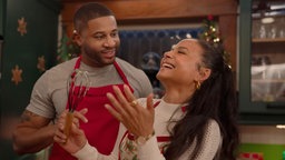 Devale Ellis und Christina Milian lachend in dem Film "Meet Me Next Christmas".