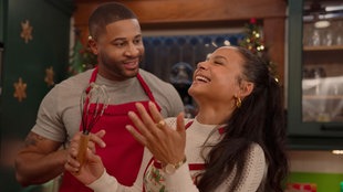 Devale Ellis und Christina Milian lachend in dem Film "Meet Me Next Christmas".