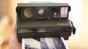  Eine Polaroid ImagePro-Kamera "spuckt" ein Foto aus