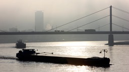 Frachtschiff auf dem Rhein. In Zukunft sollen Schiffe auch ohne Mannschaft fahren. 