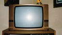 Ein 1980 moderner Fernseher wird abgelichtet.