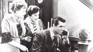 Eine Szene aus dem Film "Arsen und Spitzenhäubchen" (USA, 1944) mit Cary Grant