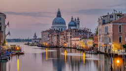 Der Canale Grande und die Basilica Di Santa Maria Della Salute in Venedig am frühen Morgen