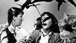 Szene aus dem Horrorfilm "Die Vögel" (1963) von Alfred Hitchcock: Kinder flüchten vor angreifenden Vögeln