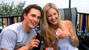 Die Journalistin Andie Anderson (Kate Hudson) amüsiert sich prächtig beim Kartenspiel mit dem Werbefachmann Ben Barry (Matthew McConaughey).