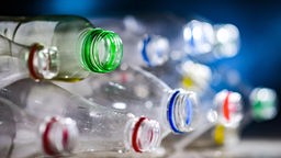 Leere gestapelte Plastikflaschen