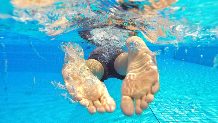 Schwimmer im Freibad