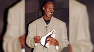 Michael Jordan von den Chicago Bulls präsentiert den neuen AIR JORDAN BLACK CAT Sneaker von Nike im Jahr 1997