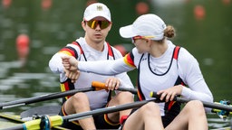 Schweiz, Luzern im Mai 2024: Jan Helmich, links, und Hermine Krumbein aus Deutschland treten am ersten Tag des Ruder-Weltcups 2024 auf dem Rotsee im Vorlauf des PR3 Mixed Double Sculls an