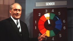 Der deutsche Ingenieur und Fernsehpionier Walter Bruch zeigt die Farbskala des PAL-Systems