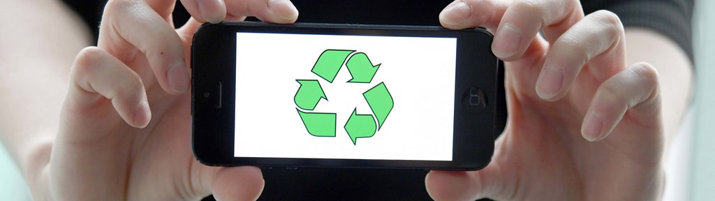 Ein Mann hält ein Smartphone mit einem Recycling-Symbol in der Hand