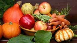 Gemüse und Obst im Korb