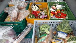 Foodsharing-Kisten mit nicht mehr ganz frischem, aber essbarem Brot und Gemüse