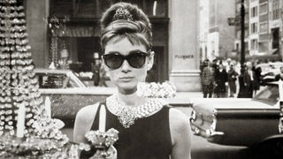 Audrey Hepburn 1961 mit Sonnenbrille im Film "Breakfast at Tiffany's"