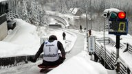 Ein Sportler startet auf der Bobbahn in Winterberg (2004)