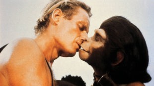 Filmszene aus "Planet der Affen" (1968): George Taylor (Charlton Heston) küsst Äffin Dr. Zira (Kim Hunter)