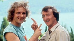 Moderator Thomas Gottschalk (l) und Sänger Mike Krüger während der Dreharbeiten am Wörthersee im Juni 1983 zu dem Kinofilm "Die Supernasen"
