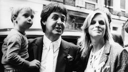 Paul und Linda McCartney mit Sohn James bei der Hochzeit von Ringo Starr 1981