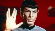 Spock hebt die Hand zum Vulkaniergruß
