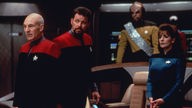 Szene aus "Star Trek - The next Generation. Captain Picard und die Crew: PATRICK STEWART (Capt. Picard), JONATHAN FRAKES (Commander Riker), MARINA SIRTIS (Lt.Commander Deanna Troi)