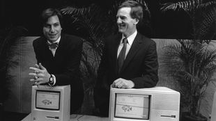 Apple-Mitbegründer Steve Jobs (l) und der damalige Präsident von Apple John Sculley stellen am 24. Januar 1984 vor einer Aktionärsversammlung im kalifornischen Cupertino ihre ersten Macintosh-Computer vor