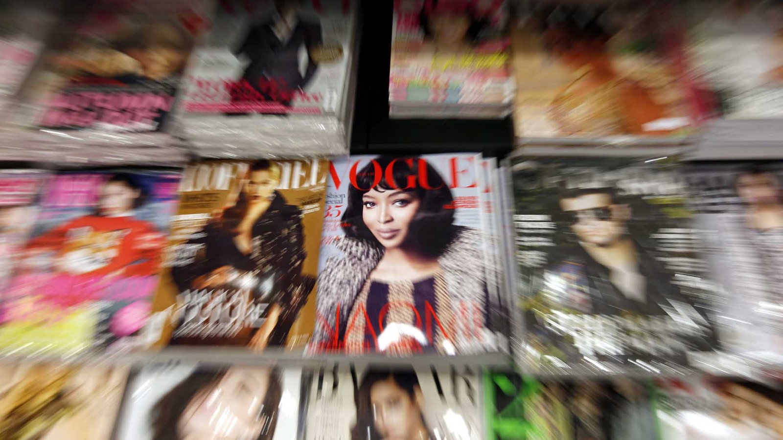 Eine Ausgabe der Vogue, zu sehen in einem Geschäft