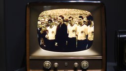 Ein alter Fernseher zeigt das Endspiel von Bern in der Ausstellung zur Weltmeisterschaft von 1954 im Deutschen Fußballmuseum