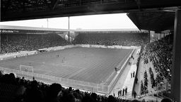 Schwarzweißaufnahme: Vollbesetztes Westfalenstadion am 07.05.1975