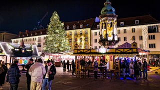 Ein beleuchteter Weihnachtsmarkt