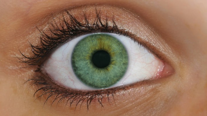 Detailaufnahme, Auge einer Frau mit grüner Iris