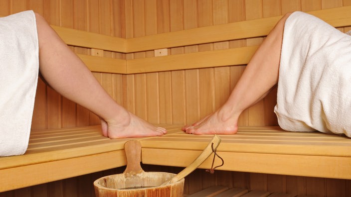 Finnische Sauna mit den Beinen von zwei Frauen