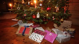 Weihnachtsgeschenke unter einem Weihnachtsbaum