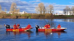Ehrenamtliche der DLRG Ortsgruppe Orsoy üben regelmäßig Rettungsmanöver auf dem Rhein 