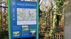 Eine Informationstafel über die Geschichte des Parks