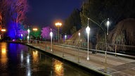 "Lichtobst" hängt neben einer Brücke