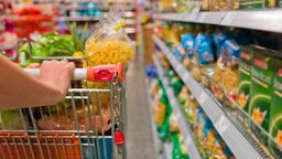 Eine Frau beim Einkauf von Lebensmitteln in einem Supermarkt