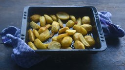 Matjes in Apfelsahnesauce mit Backkartoffeln