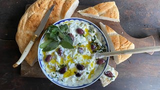Griechischer Joghurt mit Knoblauch und Gurke