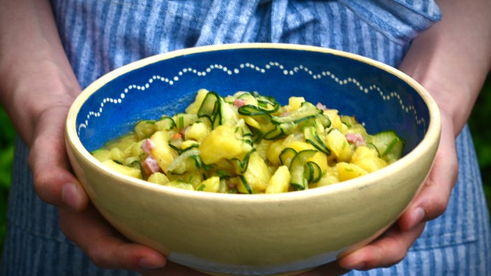 Kartoffel-Gurkensalat mit gebratenem Speck oder Räuchertofu