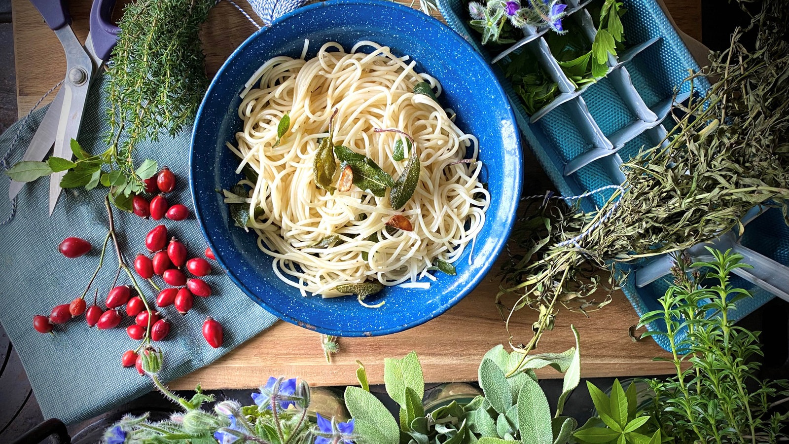 WDR 4 Ulla kocht. Lecker und günstig: Kräuterernte im Herbst – Pasta ...