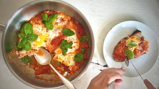 Verlorene Spiegeleier in Tomatensauce